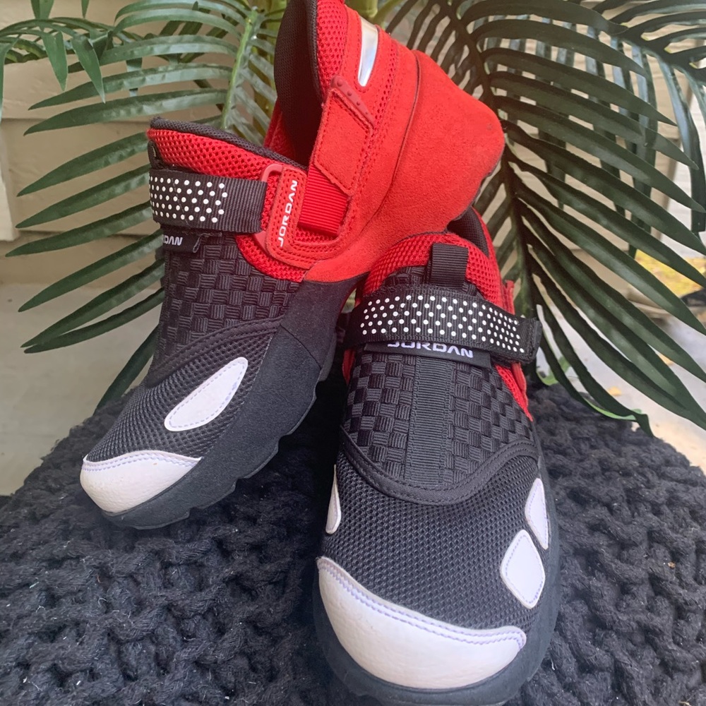 Jordan Trunner LX OG 'Black Gym Red'